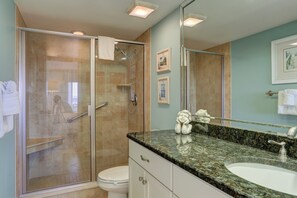 Bañera, secador de pelo, toallas