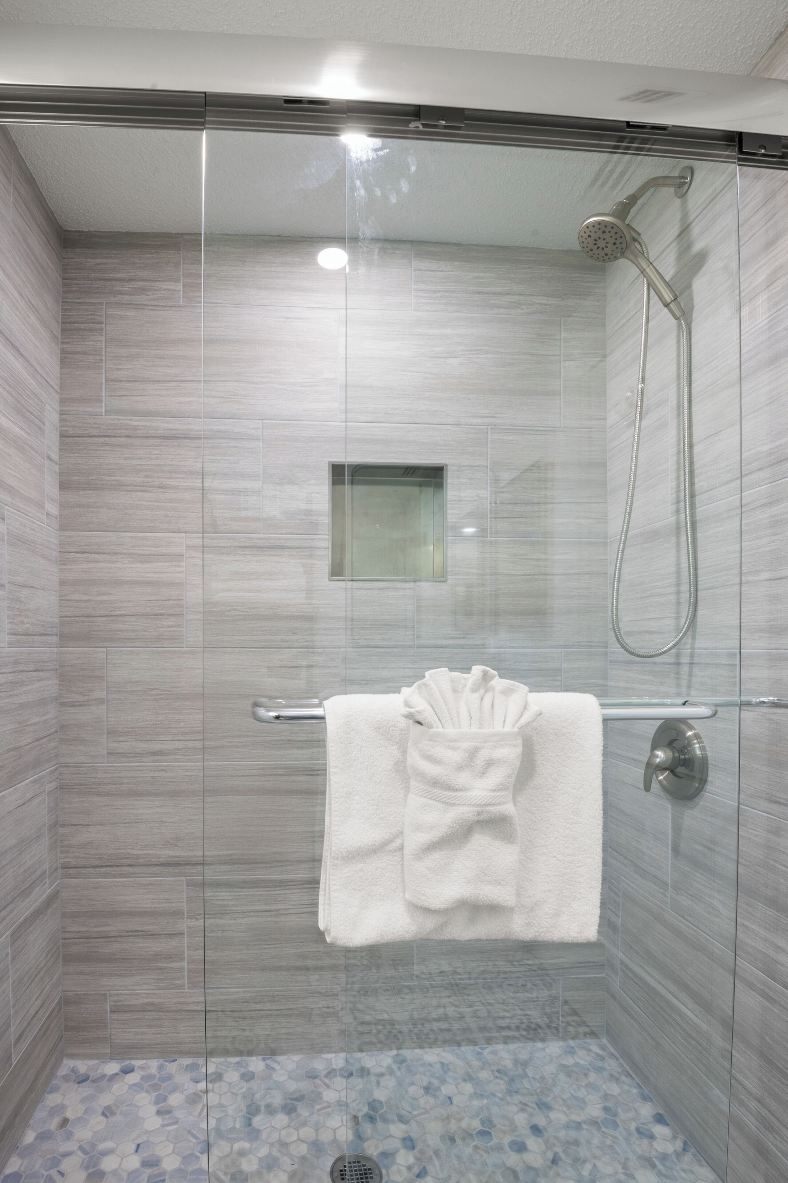 Bañera, secador de pelo, toallas