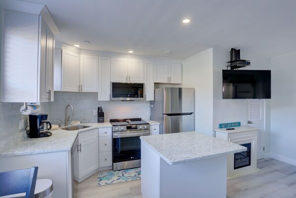 Jääkaappi, mikroaaltouuni, uuni, liesi