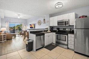 ثلاجة، ميكروويف، فرن، موقد طهي مسطح