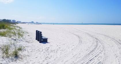 🌴 Gulf Winds Cottage — 2BR Hideaway with Private Screened Patio & King Beds