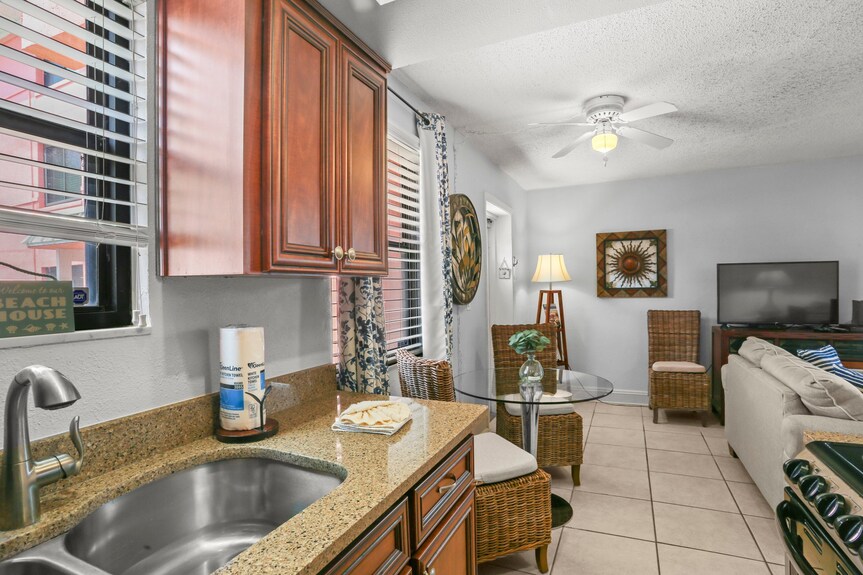 Gulf Winds Studio Alcove Ground-floor Retreat With Patio & Beach Gear Included - St. Pete Beach, FL