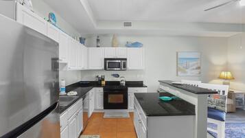 Jääkaappi, mikroaaltouuni, uuni, liesi