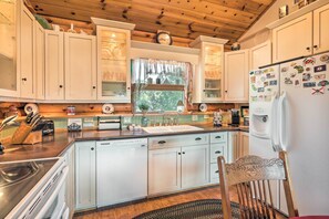 Fridge, microwave, stovetop, dishwasher - Quaint Williams Cabin Near Grand Canyon (Williams)