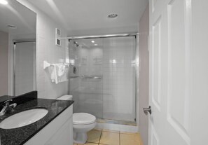 Een bad, een haardroger, handdoeken