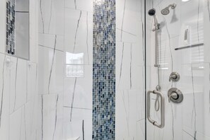 Badewanne, Haartrockner, Handtücher