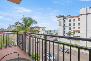 Property grounds - ♿ Madeira Bay Resort #402 – Spacious, Handicap-Friendly One-Bedroom Retreat Near the Beach (Madeira Beach)