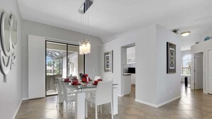 Ein modernes Interieur mit Essbereich, Küche und offenem Wohnbereich.