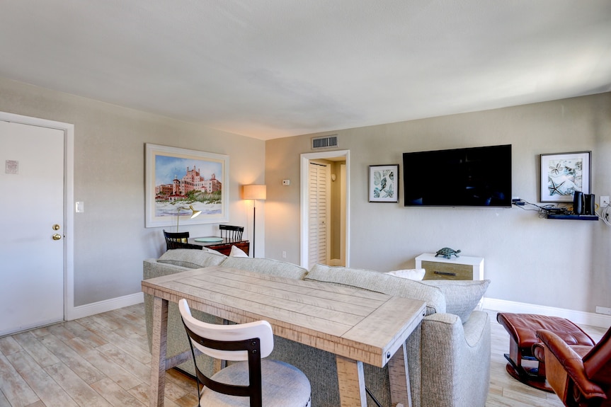 Gulf Winds 2nd-floor Condo Gulf Views & Bright Beachside Charm - St. Pete Beach, FL