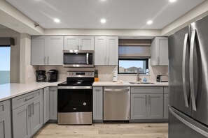 Een koelkast, een microgolfoven, een oven, een kookplaat