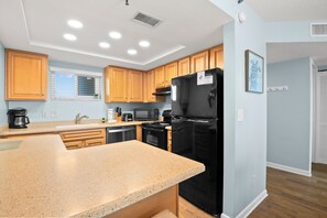 ثلاجة، ميكروويف، فرن، موقد طهي مسطح