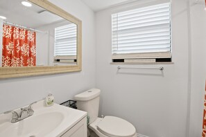 Baignoire, sèche-cheveux, serviettes fournies