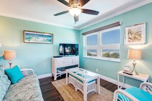 テレビ、DVD プレーヤー