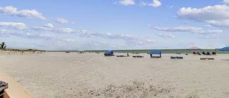 På stranden