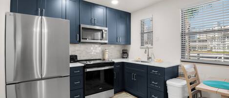 ثلاجة، ميكروويف، فرن، موقد طهي مسطح