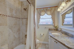 Baignoire, séchoir à cheveux, serviettes fournies