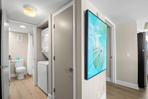 Un baño moderno con inodoro, lavabo y ducha.