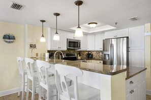 Kylskåp, mikrovågsugn, ugn och spishäll