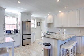 Refrigerador, microondas, horno y parrilla de estufa 