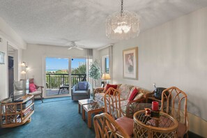 Een televisie, een dvd-speler en een stereo