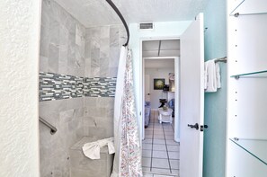 Dusche, Haartrockner, Handtücher