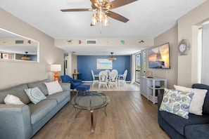 TV, DVD player - 🌴 Chambre Resort – Beachfront Bliss in Madeira Beach (Madeira Beach)