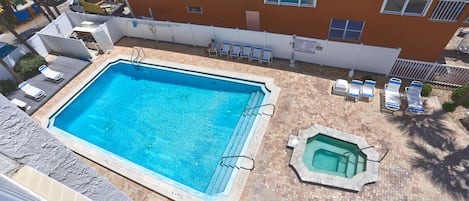 حمّام سباحة مُدفَّأ