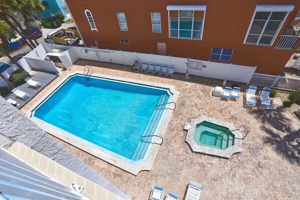 Lämmitetty uima-allas