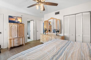 2 makuuhuonetta, silitysrauta/-lauta, ilmainen Wi-Fi, vuodevaatteet