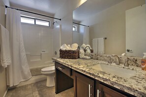 Combined shower/tub, hair dryer, towels, soap - Gorgeous Golf Course Home in Gold Canyon with Private  Pool and Mt Views (Gold Canyon)