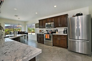 Jääkaappi, mikroaaltouuni, uuni, liesi