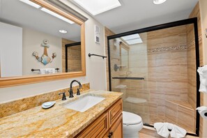 Bathtub, hair dryer, towels - 🌅 Prime View Condo — Gulf Strand Resort, St. Pete Beach (St Pete Beach)