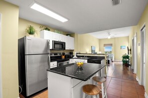 冰箱、微波炉、烤箱、炉灶