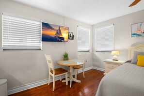 Tabla de planchar con plancha, wifi gratis y ropa de cama