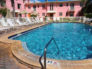 Lämmitetty uima-allas