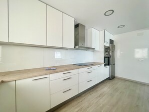 Réfrigérateur, micro-ondes, cafetière/bouilloire, bouilloire électrique