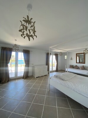 5 quartos, ferros/tábuas de passar roupa, berço de viagem