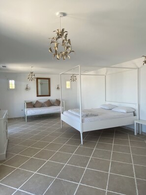 5 bedrooms, iron/ironing board, travel crib, free WiFi - Near to Beach (Alcaidesa)