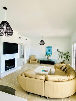 TV, fireplace, books - Near to Beach (Alcaidesa)