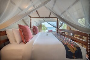 4 bedrooms, in-room safe, iron/ironing board, travel cot - Villa Cocoa Maya: Beautiful large villa steps from the beach (Candidasa)