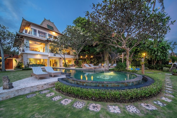 Villa Cocoa Maya at night