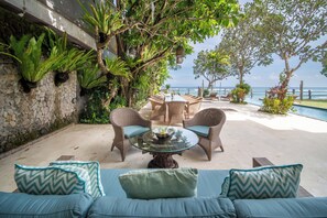 Outdoor dining - Villa Cocoa Maya: Beautiful large villa steps from the beach (Candidasa)