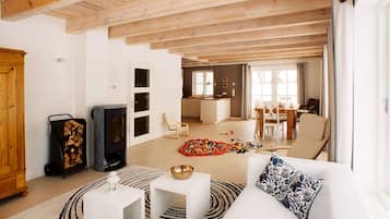 Smart-TV, Kamin, DVD-Player, Tischtennisplatte