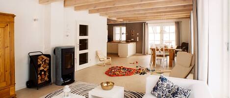 Smart TV, caminetto, lettore DVD, tavolo da ping pong