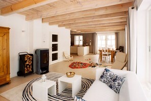 Smart-TV, peis, DVD-spiller og bordtennis