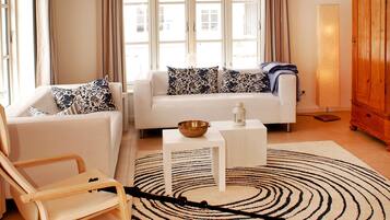 Smart TV, fireplace, DVD player, table tennis