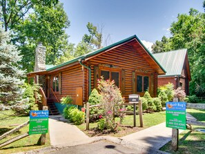 Exterior - Riverside Cabin w/Hot Tub-Arcade-2 Kitchens-Firepit (Pigeon Forge)
