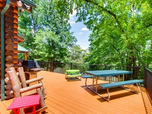 Outdoor dining - Riverside Cabin w/Hot Tub-Arcade-2 Kitchens-Firepit (Pigeon Forge)