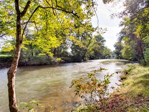 4 bedrooms, iron/ironing board, free WiFi, bed sheets - Riverside Cabin w/Hot Tub-Arcade-2 Kitchens-Firepit (Pigeon Forge)
