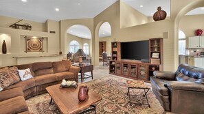 Smart-TV, peis, DVD-spiller og bøker